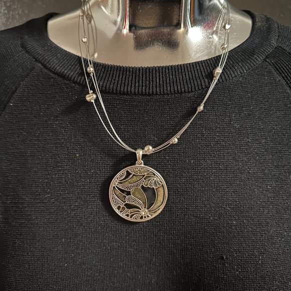 Elegant Vintage Pendant Necklace - Picture 2 of 2